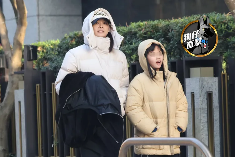 名模林嘉綺（左）與大女兒Kuku一起外出。特勤中心攝