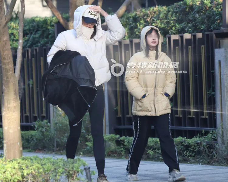 當天台北下探7度，林嘉綺與大女兒Kuku都穿著羽絨衣抗寒。特勤中心攝