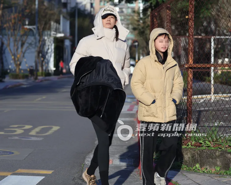 林嘉綺頭戴新北國王籃球隊帽子，準備去學校籃球場運動。特勤中心攝