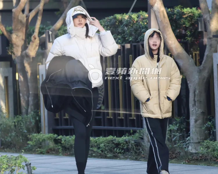 大女兒Kuku（右）如今身高已逼近媽媽下巴，「長腿頭小」比例好，這點有遺傳到媽媽林嘉綺。特勤中心攝