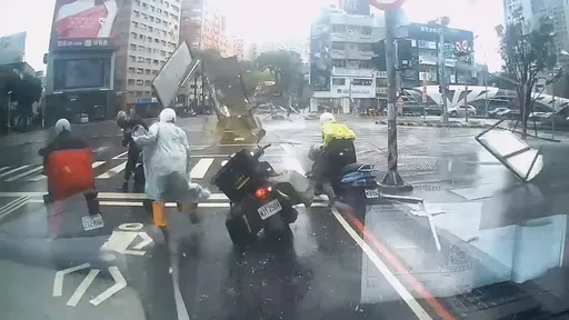 抬頭一看嚇到棄車逃跑　影片揭露4騎士驚躲新光三越氣爆