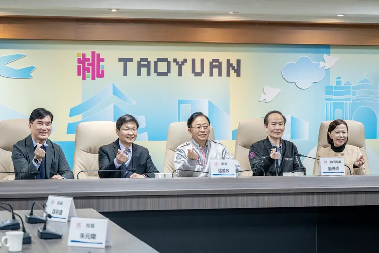 張善政(中)出席桃園113學年度第2學期語言學伴啟動會議。桃園市府提供