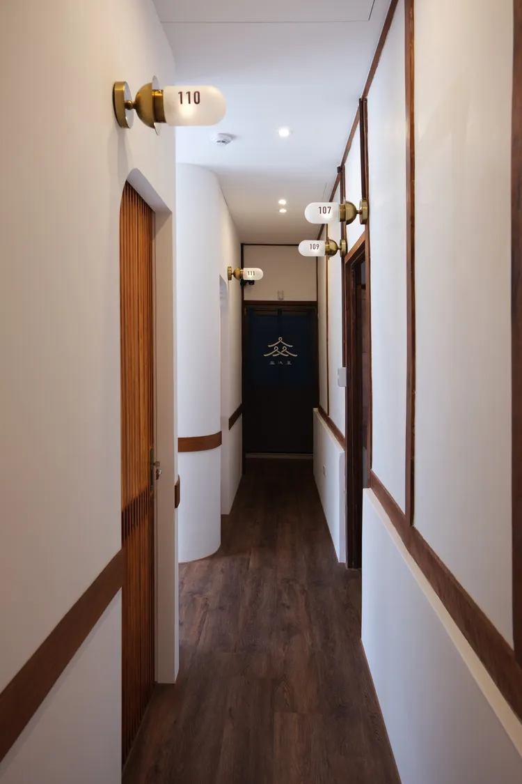 「寶桑町屋」的文創青年旅館為獨立雅房，可一人一室，在房內也能擁有入住時的隱私性。業者提供