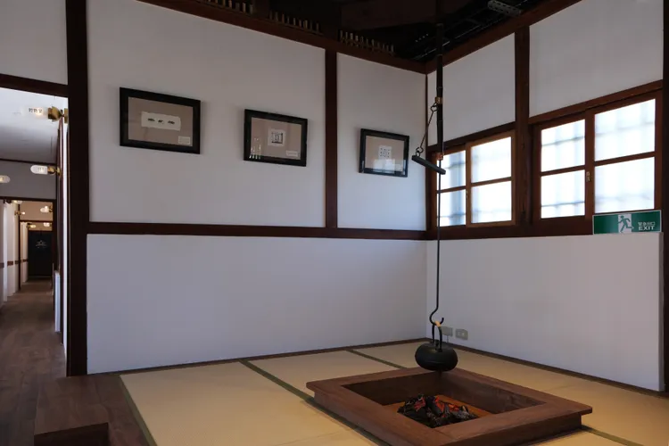 「寶桑町屋」的迎賓區域有日式榻榻米與景觀火爐，在辦理入住、退房時也能得到短暫的休憩。業者提供