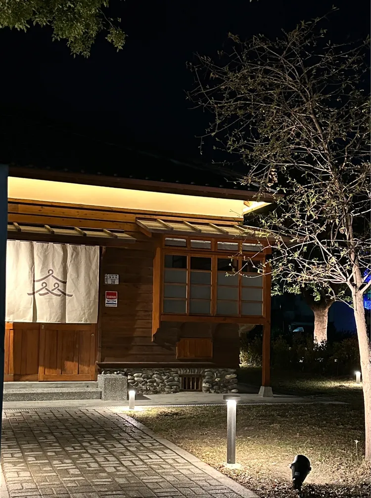 「寶桑町屋」木屋窗下有別於一般日式家屋多了一排透氣窗，是為了因應台東悶熱的夏季氣候所衍生出的設計。業者提供