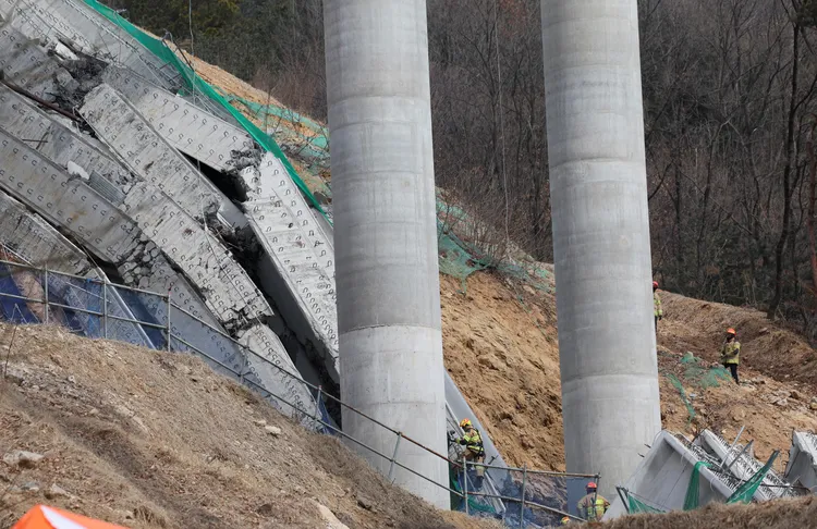 工人就被埋在巨大的碎石瓦礫下。路透社