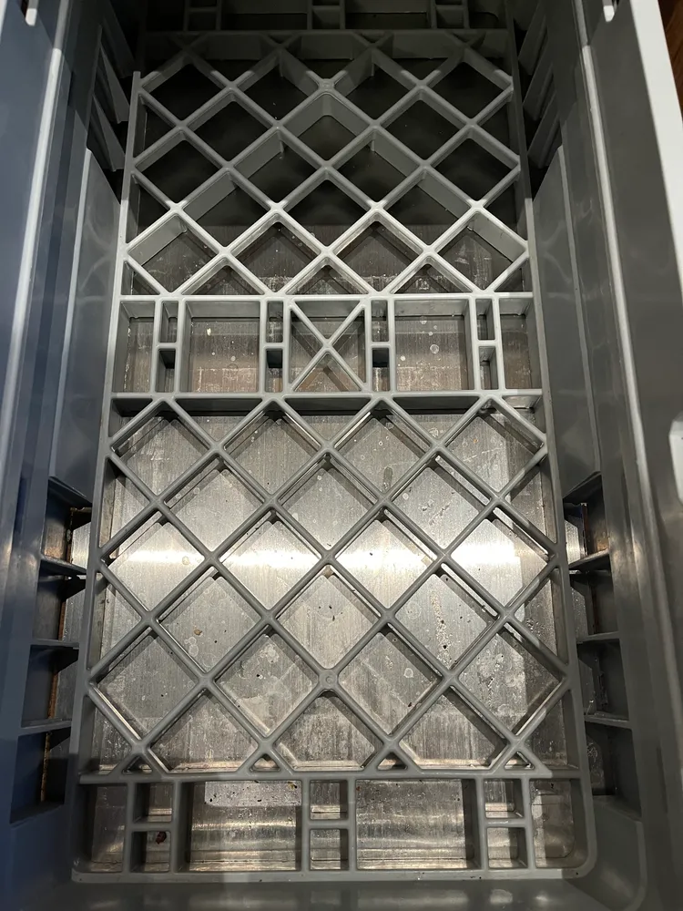 陳小姐說，放置杯子的籃子也有髒污。陳小姐提供