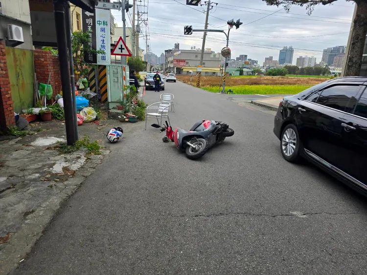 機車因為黑狗竄出煞車不及摔倒，造成2人受傷。民眾提供