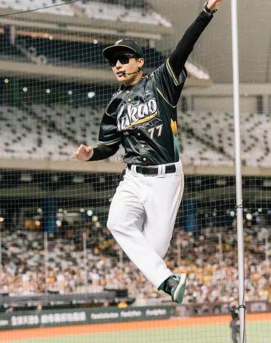 Gary在球場上應援，隨時都能飛起來。翻攝Gary IG