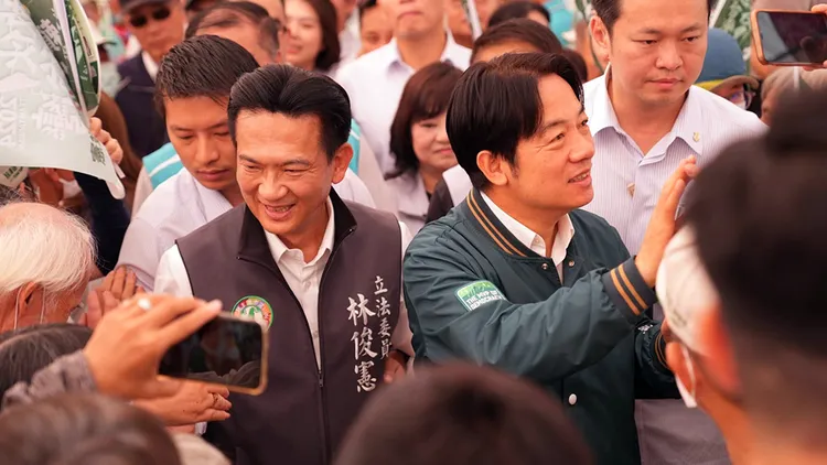 民進黨立委林俊憲（左）與總統賴清德（右）。翻攝林俊憲臉書