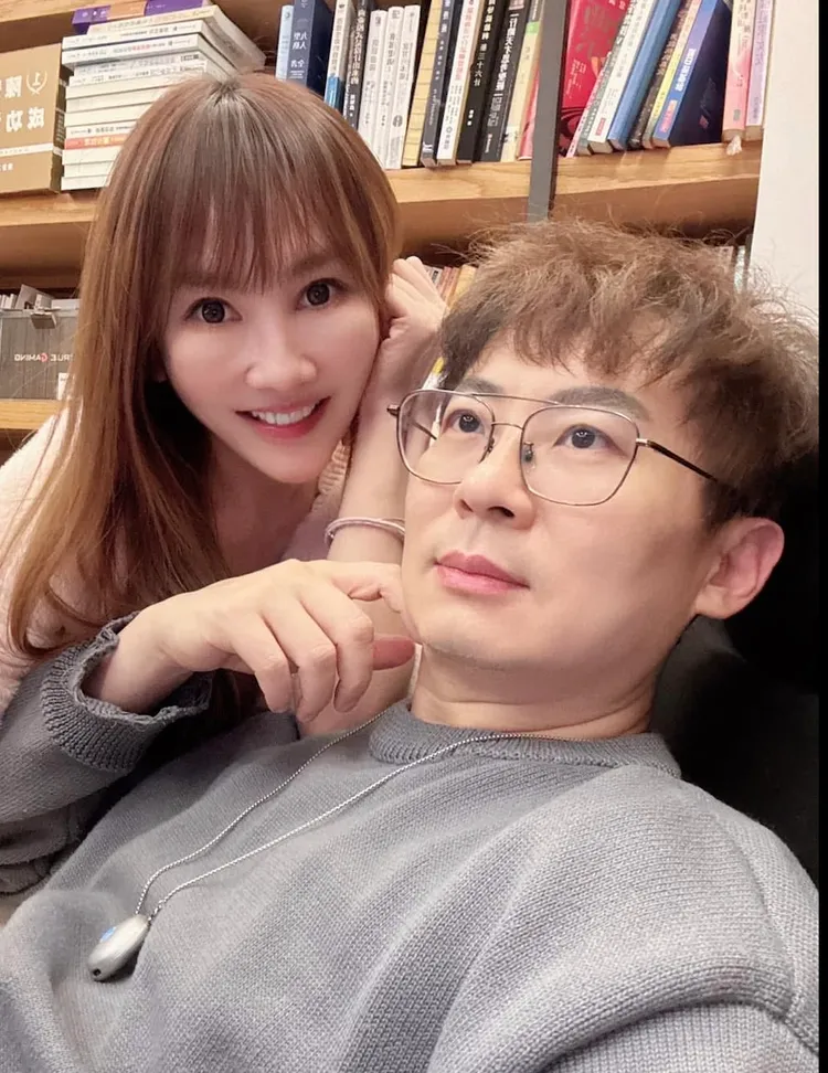 王宥忻（左）新歌MV由親密愛人翁承旭（翁總）使用AI技術操刀。圖／財富女神提供