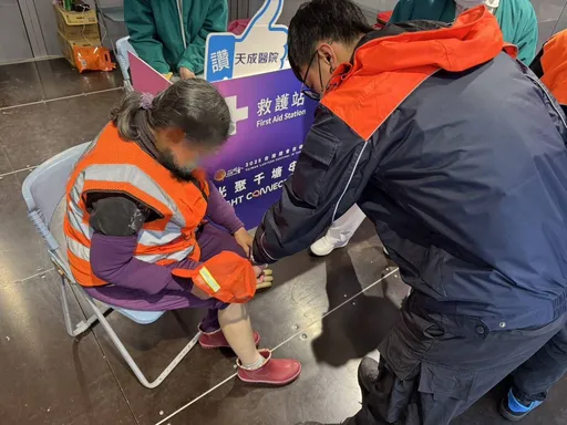 台灣燈會清潔員摔傷、老翁賞燈也跌倒 桃園暖警即刻關懷、送醫