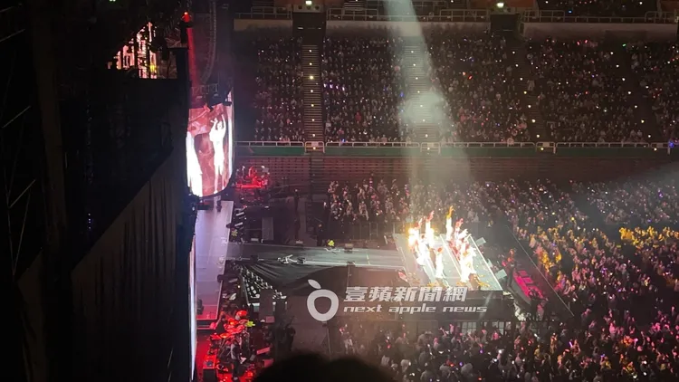 粉絲無奈表示只有2NE1走到延伸舞台表演才看得到人。讀者提供