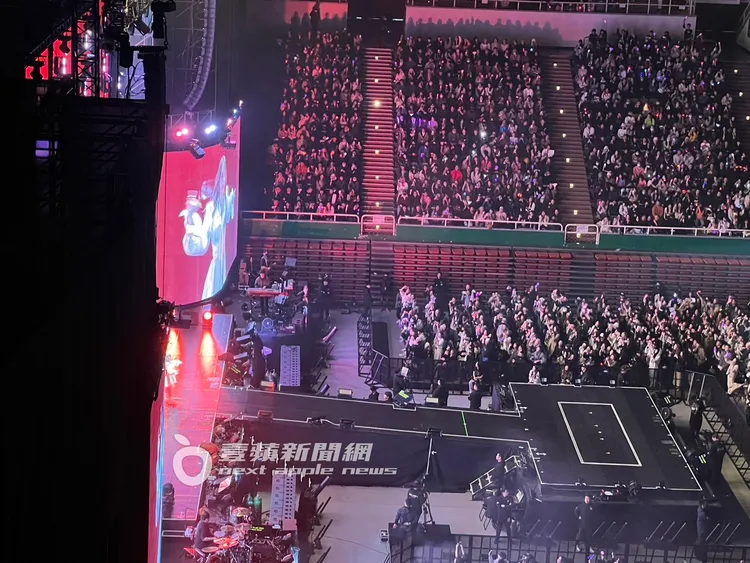 黃1A-1區2800元票價的粉絲向《壹蘋》投訴，進場後視角完全看不到2NE1，連螢幕也看不到。讀者提供
