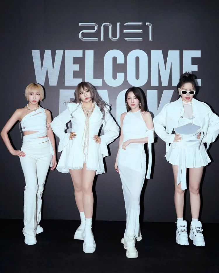 2NE1睽違11年來台開唱，旻智（左起）、CL、Dara、朴春展現女王架式。翻攝CL IG