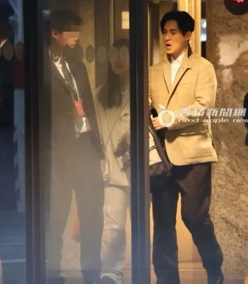 仔仔看到守候的粉絲們，將後背包交給助理，展現親民風範繼續營業合照。特勤中心攝