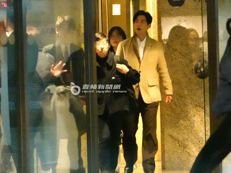 下午近4點，活動結束，仔仔在多位保全人員護駕下移動。特勤中心攝