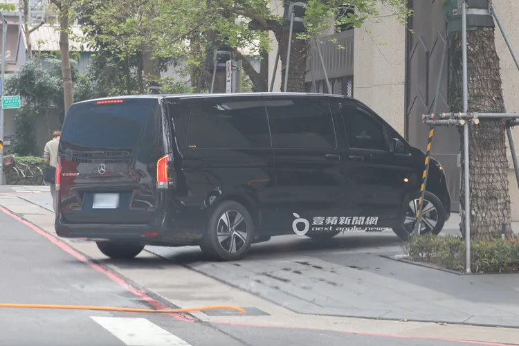 「仔仔」周渝民回到價值2.26億元的「敦南寓邸」豪宅。特勤中心攝