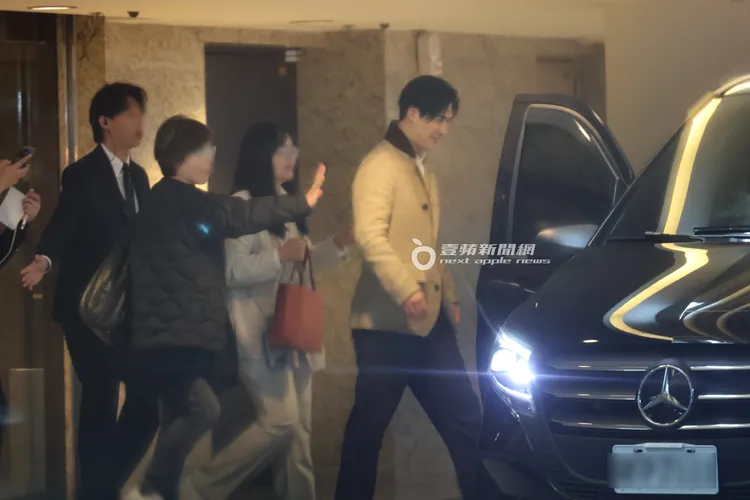 仔仔（右）面帶微笑走上車。特勤中心攝