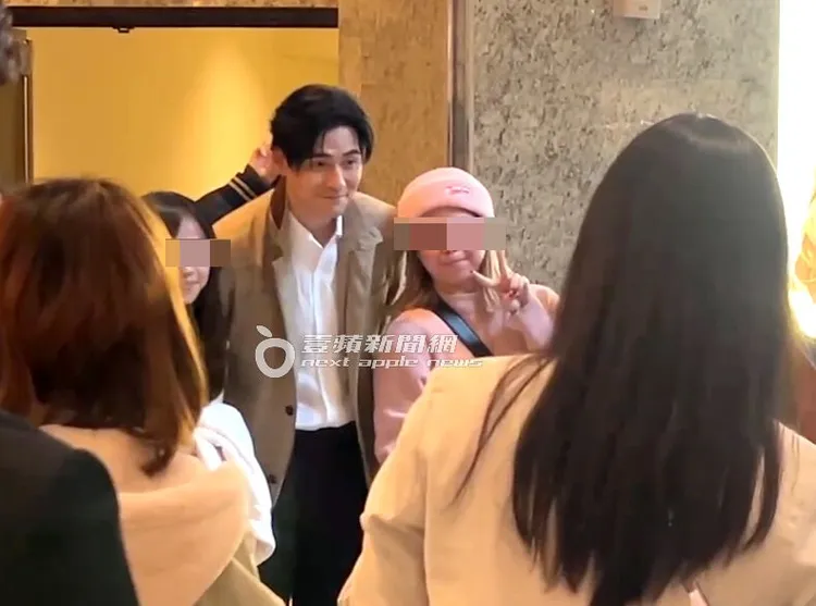 「仔仔」周渝民特地蹲低，配合粉絲高度和她們合照，展現親和一面。特勤中心攝