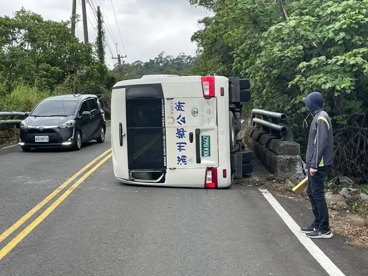屏東滿州鄉幸福巴士為了閃突然竄出來的野猴子，失控撞護欄側翻。民眾提供