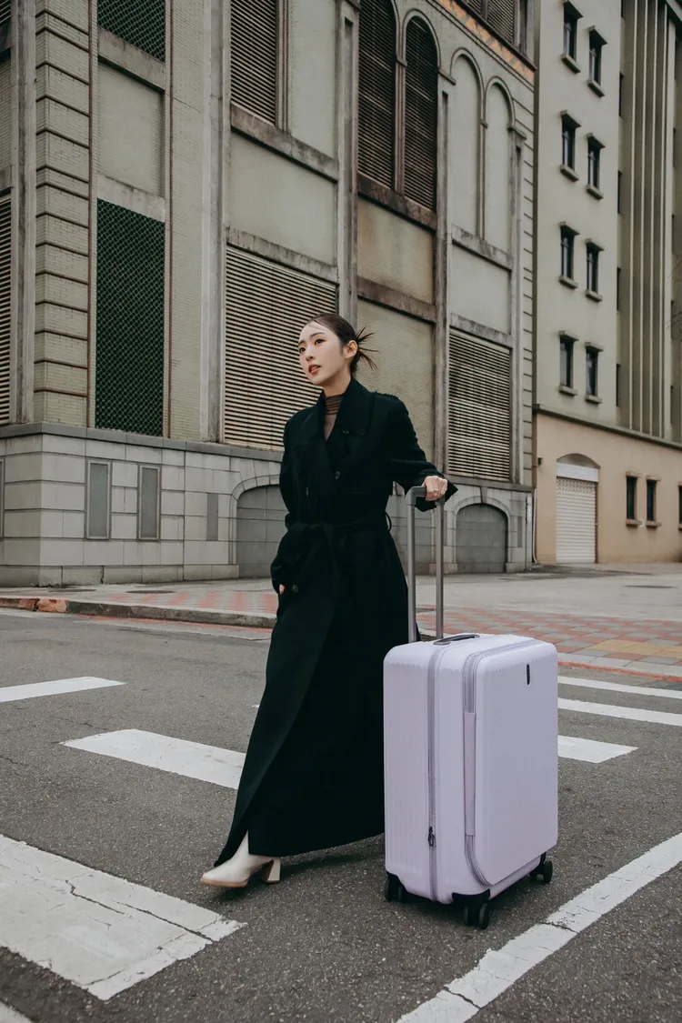 2025柔和溫暖色系搭出時髦旅行 LOOK 優雅接軌完美旅程。業者提供