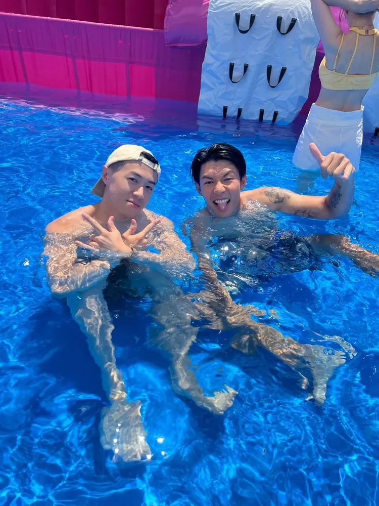 游書庭（右）與劉丞相約玩水培養感情。艾迪昇傳播提供