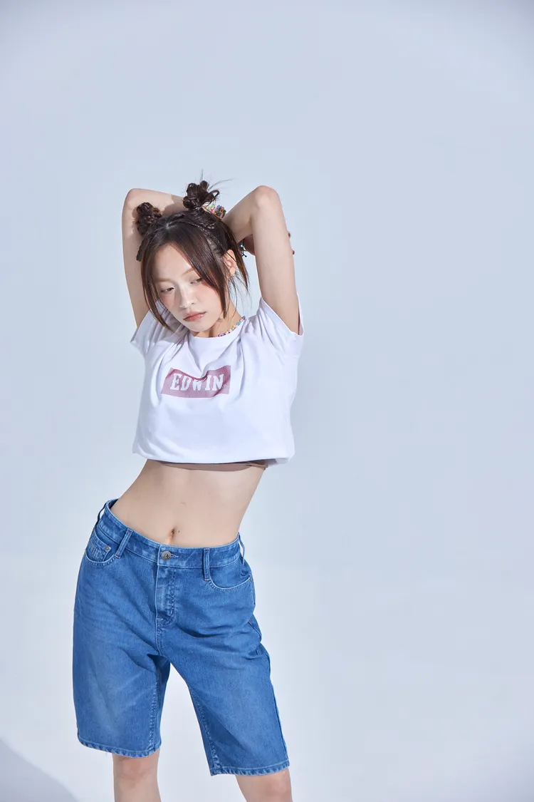 EDWIN斜紋刺繡短袖LOGOT恤 1290元、透涼牛仔短褲2690元。品牌提供