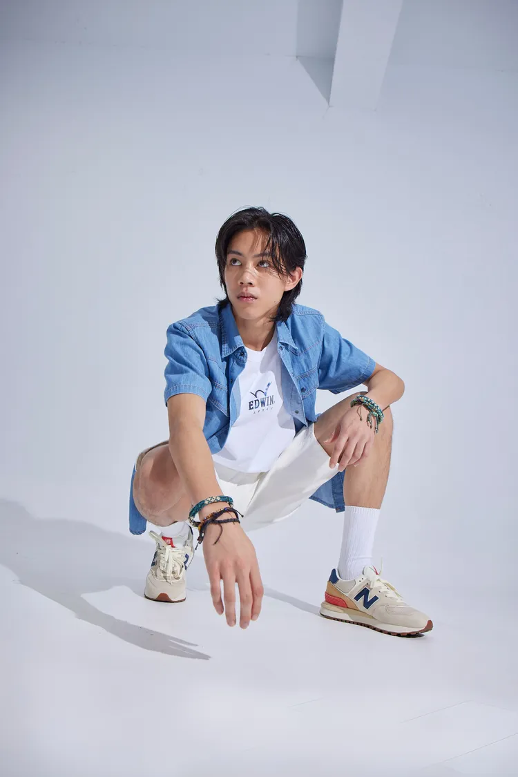 EDWIN短袖牛仔襯衫2290元、EDWIN角度光變短袖T恤1690元、冰感白色短褲2690元。品牌提供