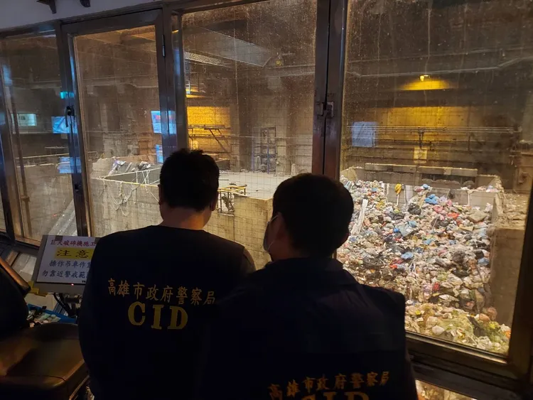 高雄市刑大會同市府環保局人員在仁武焚化爐進行擴大搜索。民眾提供