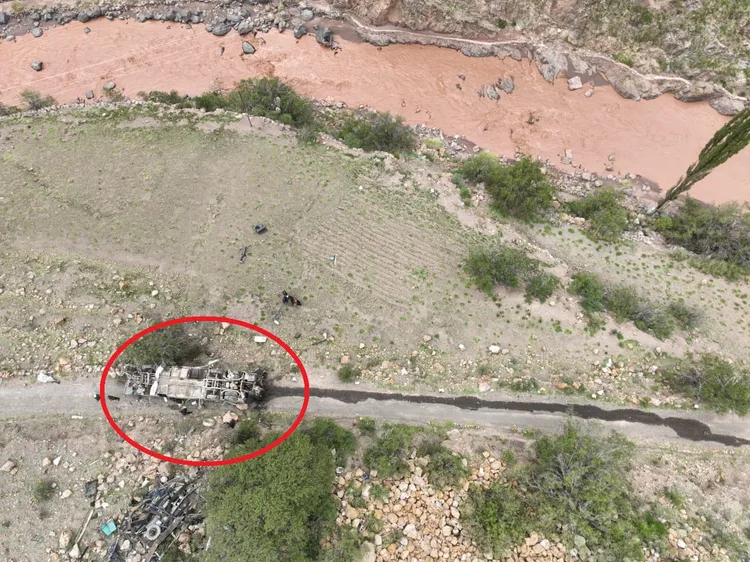 巴士（紅圈）墜入800公尺深谷。路透社