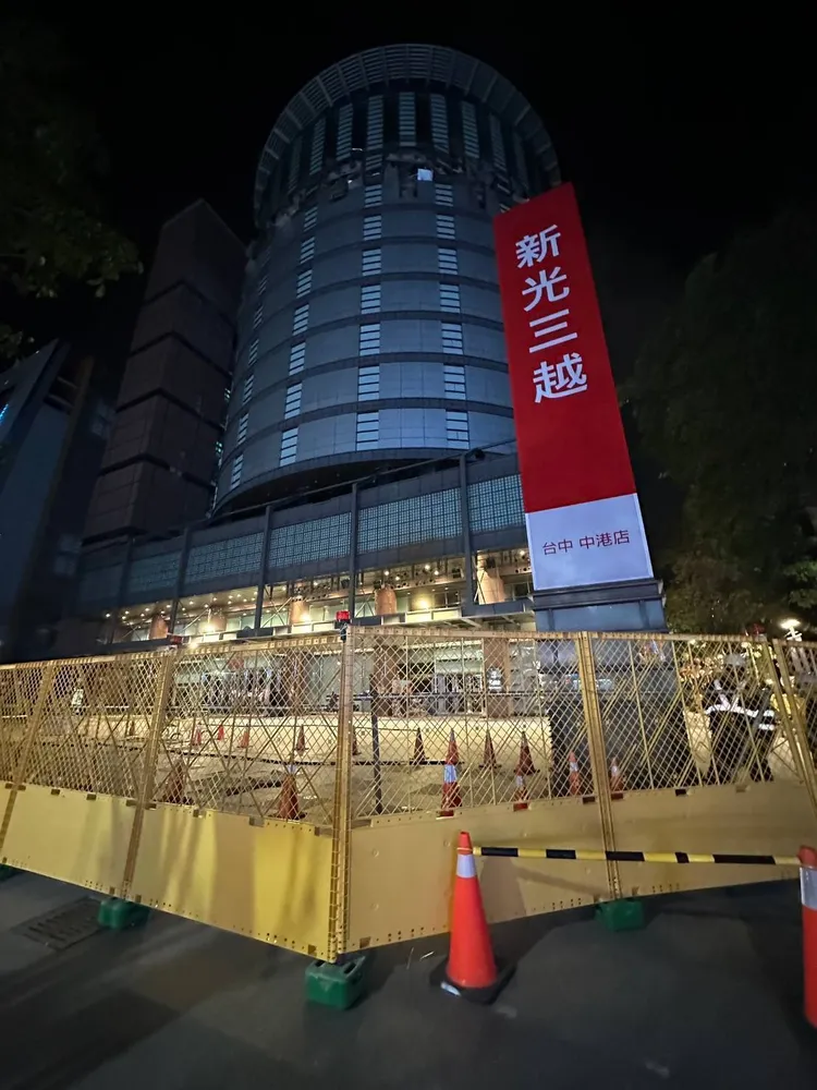下周是否可開放人員進入善後，新光三越稍晚將說明。中市府提供