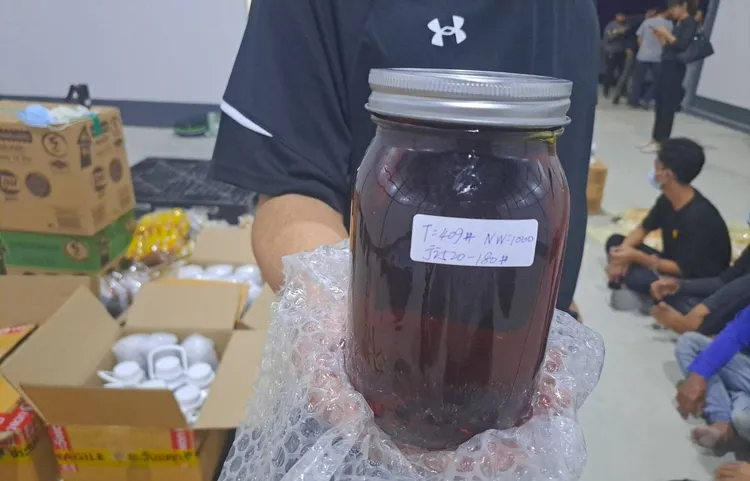 專案小組查獲罐裝高濃度大麻膏。翻攝畫面