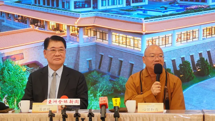 佛光山住持心保和尚與警方一同宣導防詐。翻攝畫面