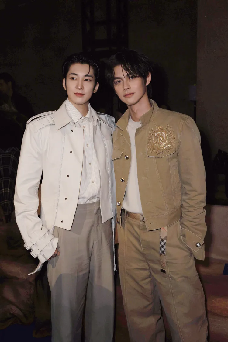 圓佑（左）、Bright Vachirawit（右）雙帥在BURBERRY秀場合體。品牌提供
