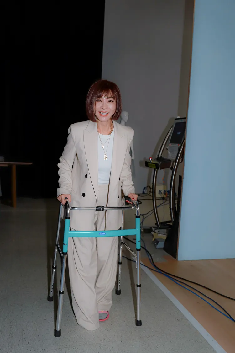 陳美鳳扭傷骨裂，撐助行器現身。民視提供