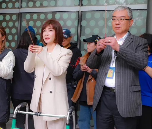 陳美鳳扭傷骨裂撐助行器開工 堅持不開刀曝復原狀況