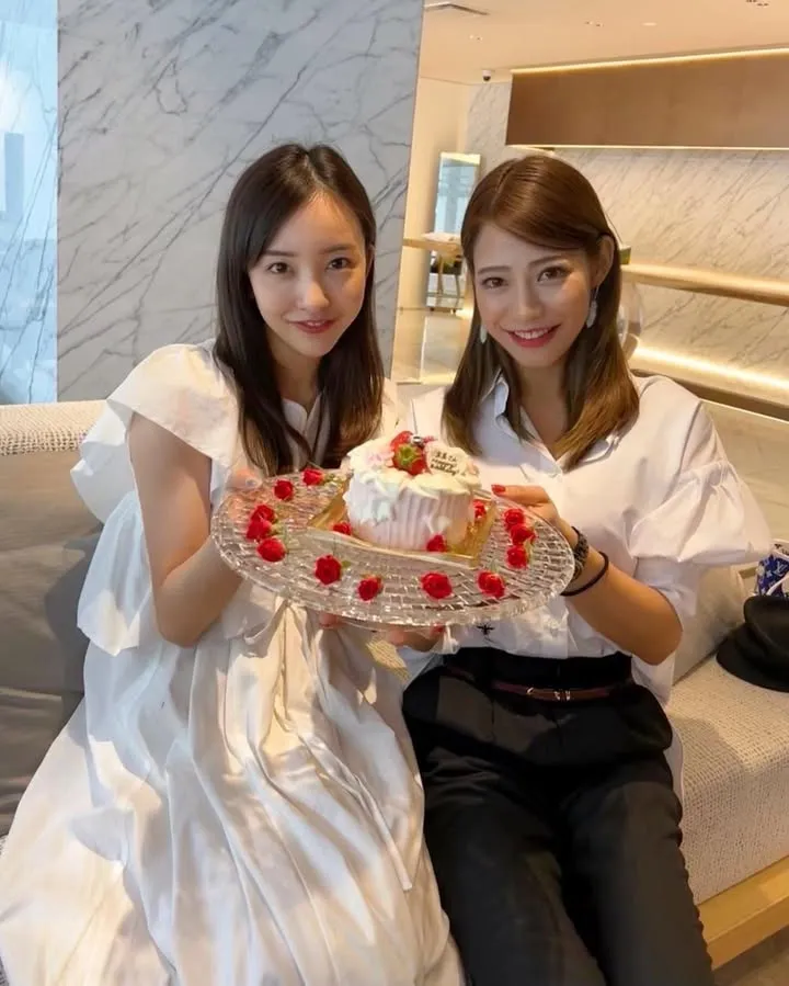 編舞師武田舞香（右）傳和中居正廣交往多年，她和同一天生日的「AKB48」前成員板野友美感情很好。翻攝板野友美IG