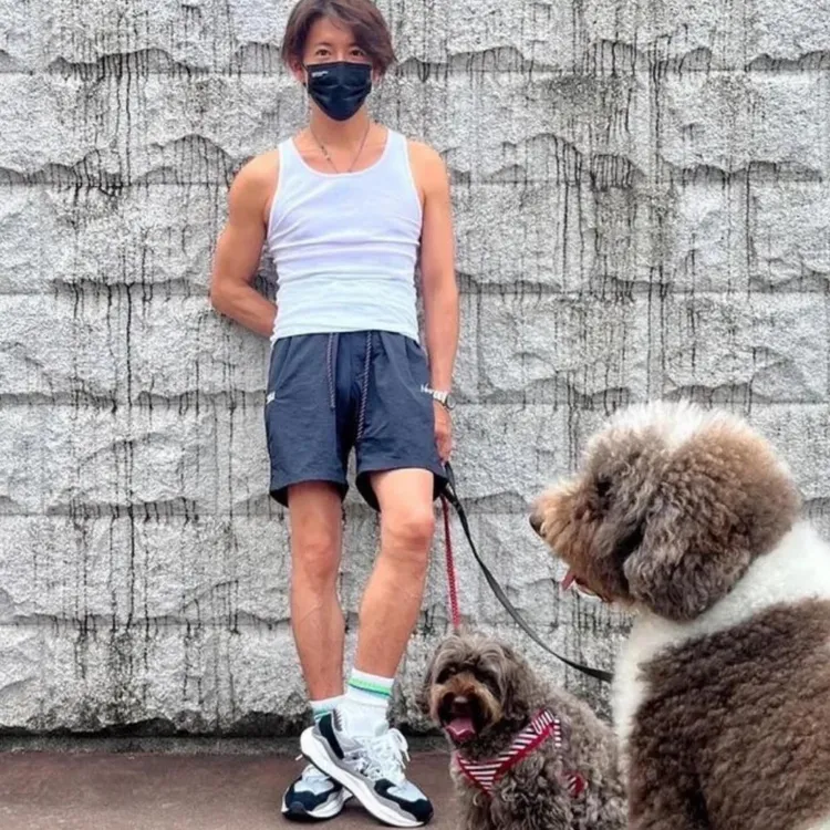 日本天王木村拓哉穿上全家襪子遛狗，讓此這雙襪子瞬間成為時尚單品，掀起瘋搶。翻攝threads
