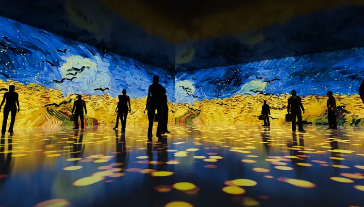 展覽利用場地挑高空間，結合AI技術讓畫作動起來，讓觀眾彷彿走入畫中。翡冷翠文創官網