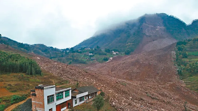 中國四川省宜賓市筠連縣沐愛鎮金坪村發生重大山崩。新華社