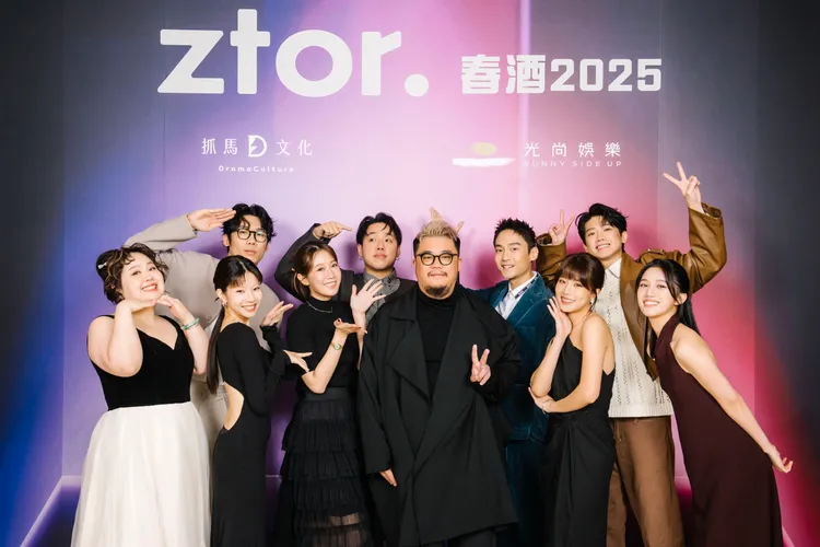 抓馬文化董事總經理謝國豪Kevin（中）與旗下藝人，前排左起：大文、Hoho何諭函、方志友、Kevin 、王上菲、張俐晴；後排左起：忒修斯（翔煜、小正）、大鶴、洪言翔。 抓馬文化提供