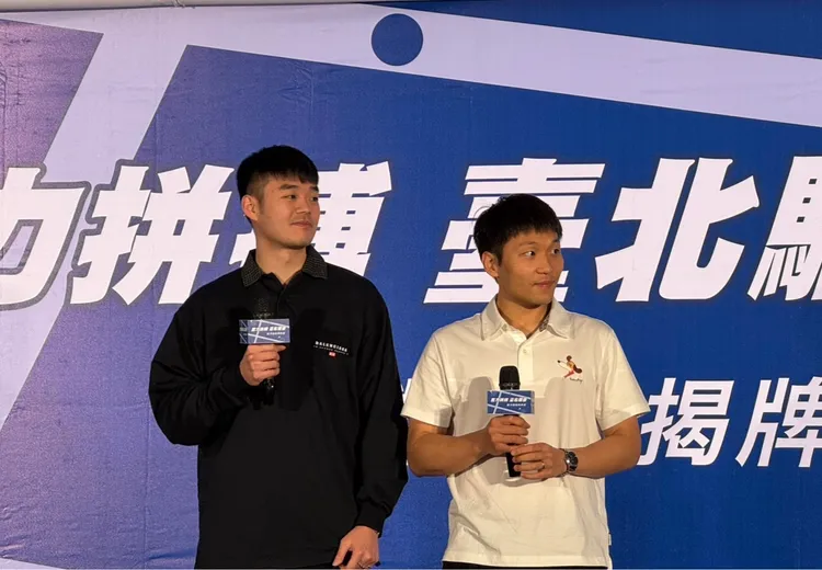 「麟洋配」重返母校中山國中為紀念路名正式掛牌。記者張綵茜攝