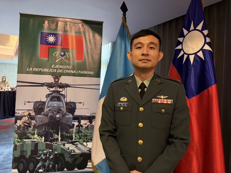 李柏敖少校為國軍極少數以軍校交換生及接受指參教育，兩度派赴瓜地馬拉的軍官。同時李柏敖在瓜國期間結識瓜地馬拉籍妻子，返台共結連理。 中央社