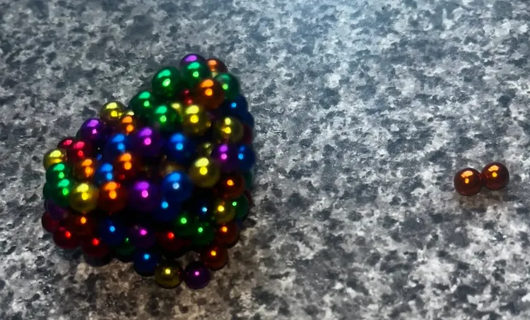 男孩不小心誤食的磁性球。翻攝Kennedy News and Media