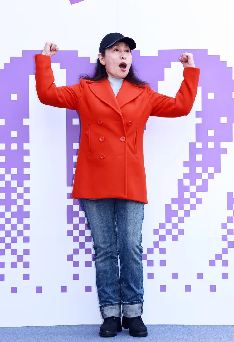 丁也恬出席公司開工，興奮振臂。攝影中心攝