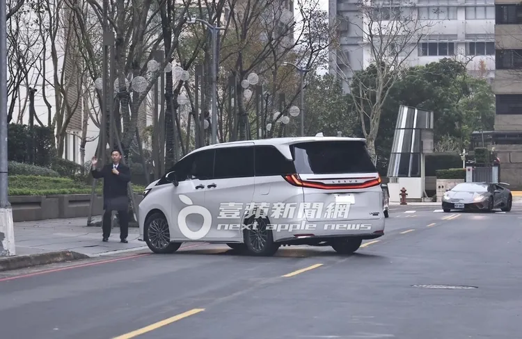 小S與老公許雅鈞昨開車到大S家。特勤中心攝