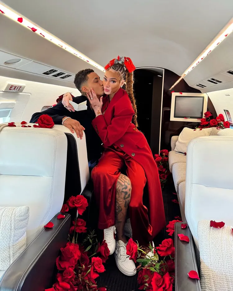 NBA球星Kyle Kuzma（左）包下私人飛機向超模女友Winnie Harlow求婚。翻攝winnieharlow IG
