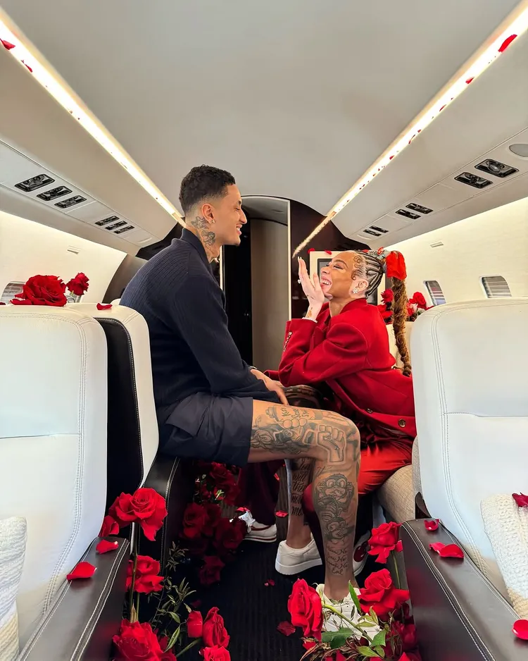 NBA球星Kyle Kuzma（左）包下私人飛機向超模女友Winnie Harlow求婚。翻攝winnieharlow IG