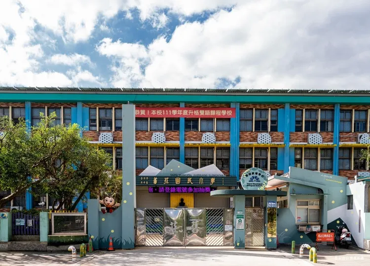 從中研硯步行2分鐘即可到舊莊雙語國小